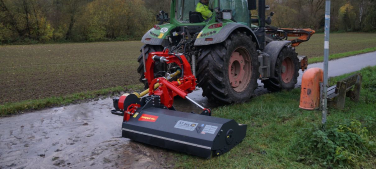 Trabajo real en cunetas y taludes con trituradora desplazable